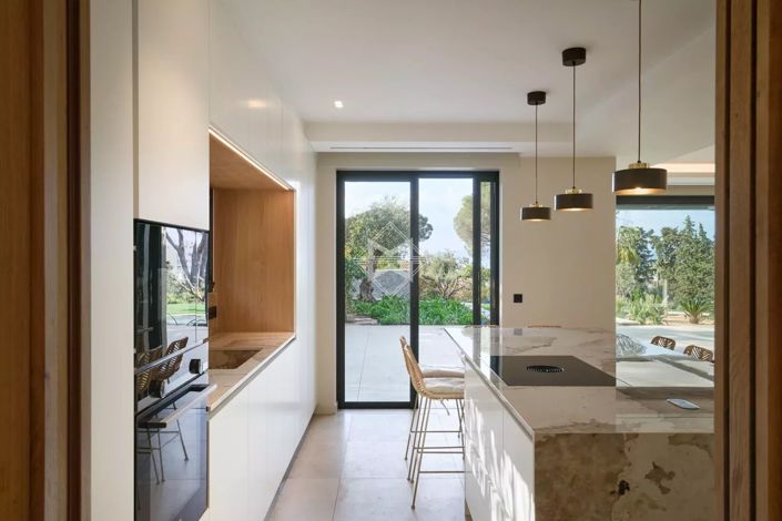 Image No.8-5 Bed House for sale