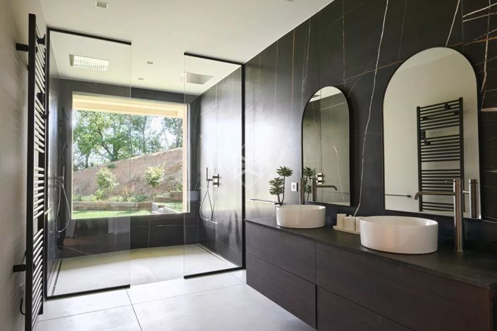 Image No.16-5 Bed House for sale