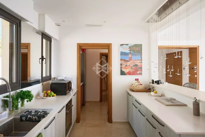 Image No.9-5 Bed House for sale