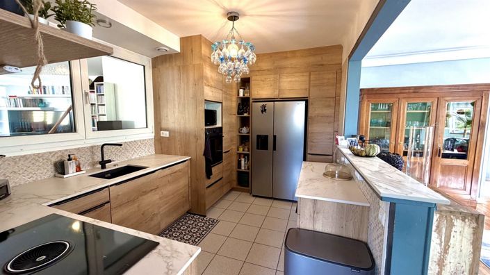Image No.8-5 Bed House for sale