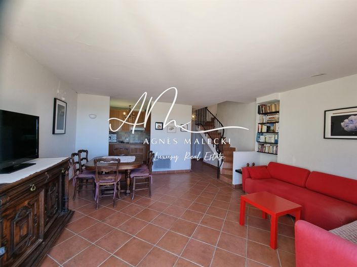 Image No.8-3 Bed House for sale