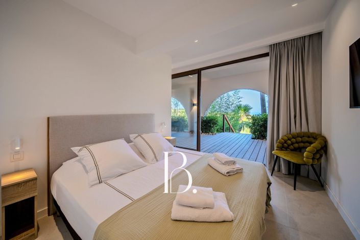 Image No.10-7 Bed Property for sale
