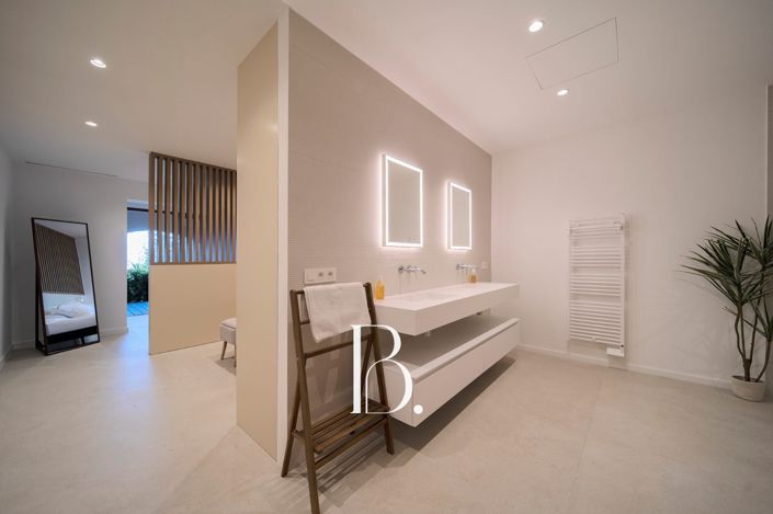 Image No.14-7 Bed Property for sale