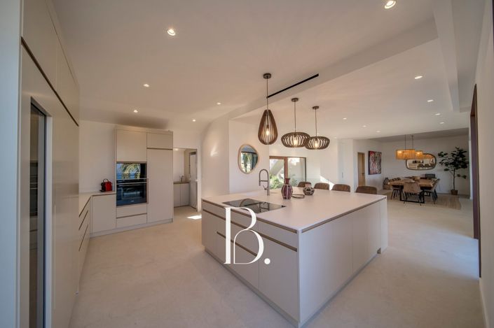 Image No.5-7 Bed Property for sale