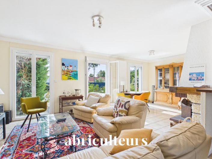 Image No.6-5 Bed House for sale