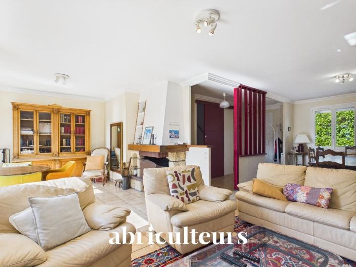 Image No.8-5 Bed House for sale