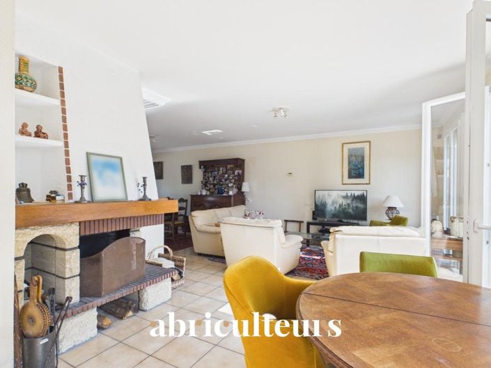 Image No.9-5 Bed House for sale