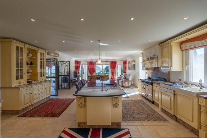 Image No.11-3 Bed House for sale