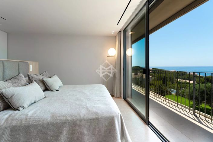 Image No.8-5 Bed House for sale