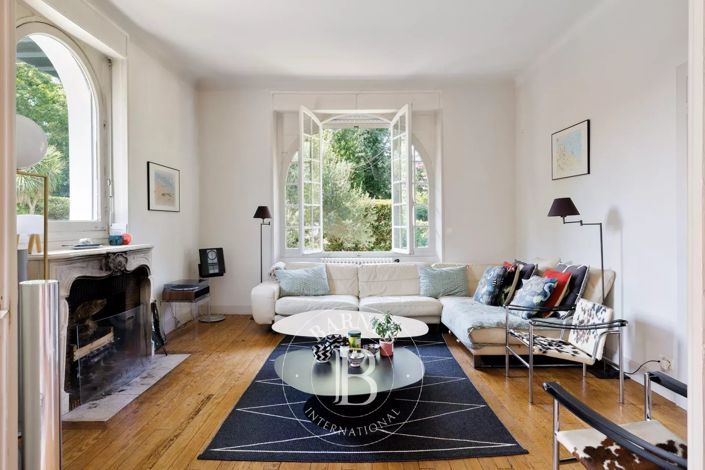 Image No.8-7 Bed House for sale