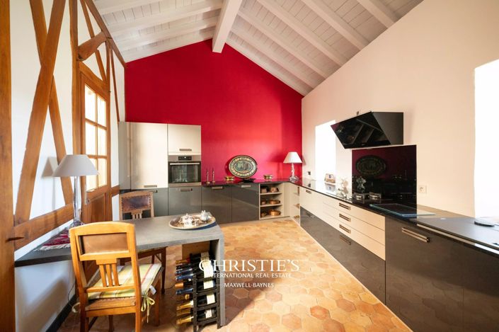 Image No.10-4 Bed Property for sale