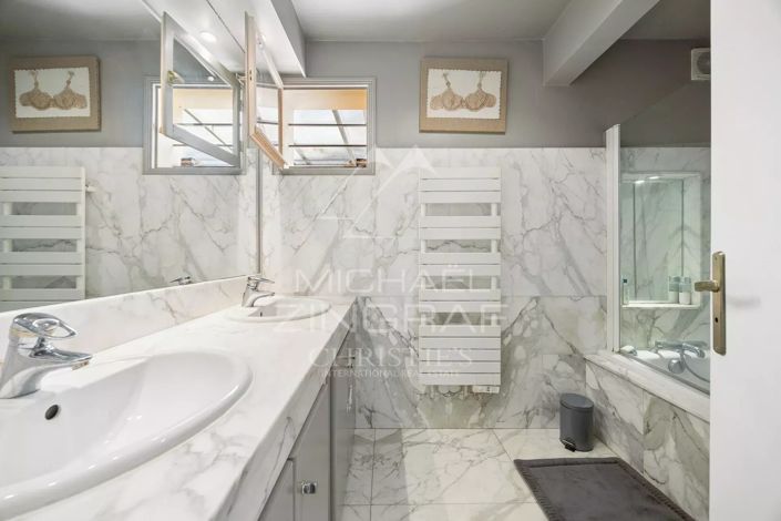 Image No.9-6 Bed House for sale