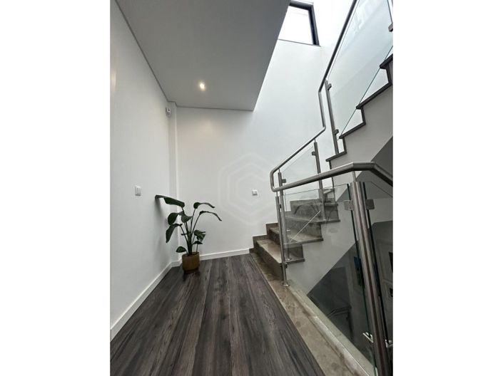 Image No.18-3 Bed House for sale