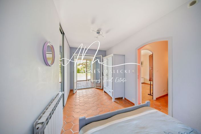 Image No.17-4 Bed House for sale