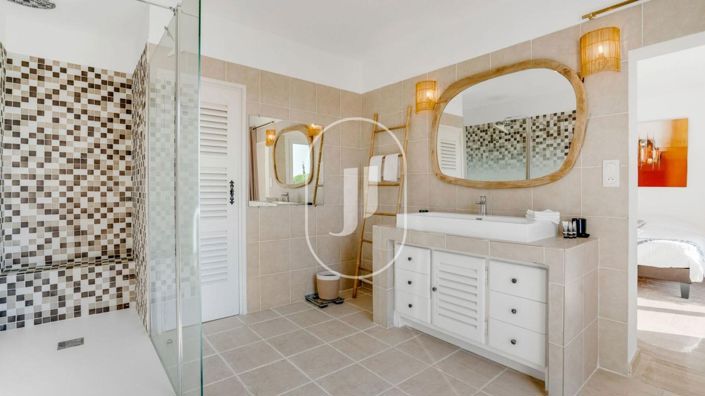 Image No.7-6 Bed House for sale