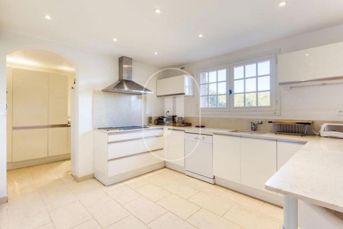 Image No.6-8 Bed House for sale