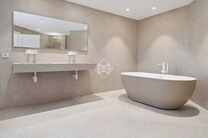 Image No.8-5 Bed House for sale