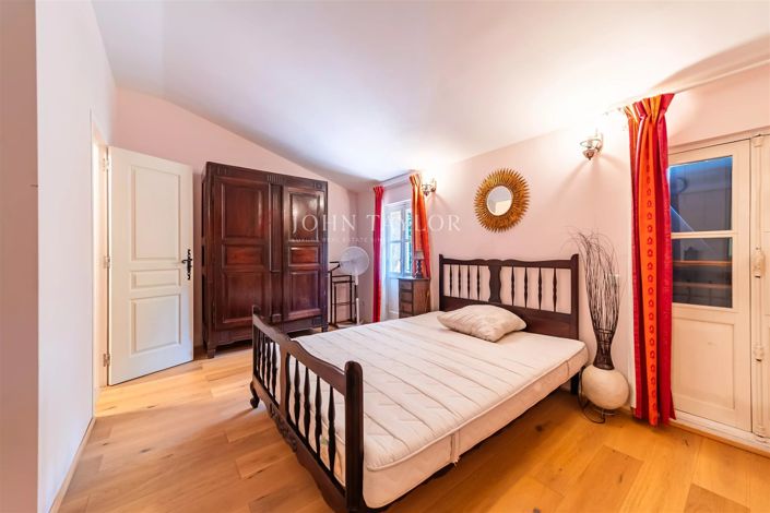 Image No.25-10 Bed House for sale