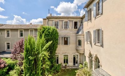 1 - L'Isle-sur-la-Sorgue, Property
