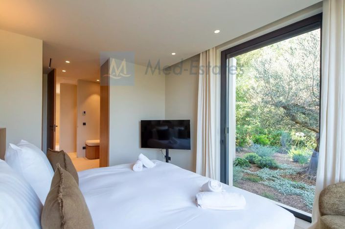 Image No.18-6 Bed House for sale