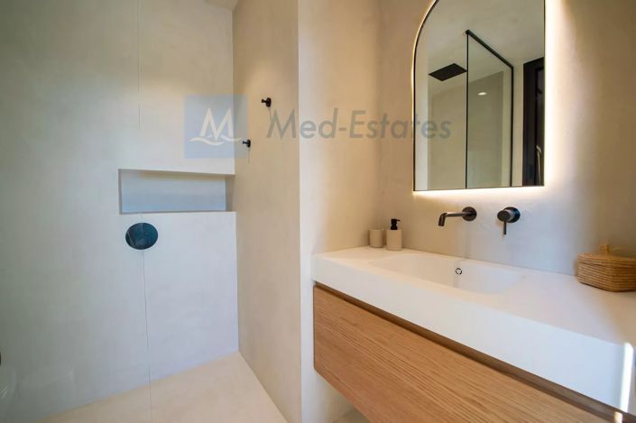 Image No.8-6 Bed House for sale