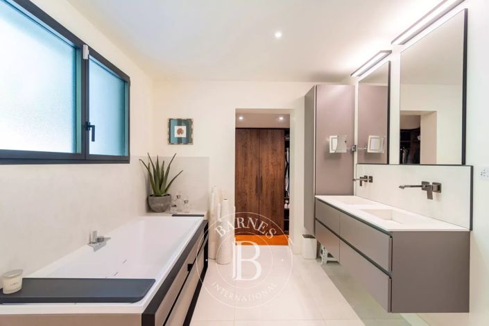 Image No.26-7 Bed House for sale