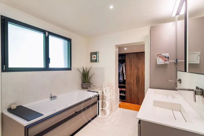 Image No.27-7 Bed House for sale