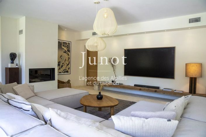 Image No.8-5 Bed House for sale