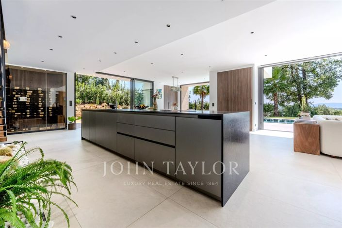 Image No.24-5 Bed House for sale