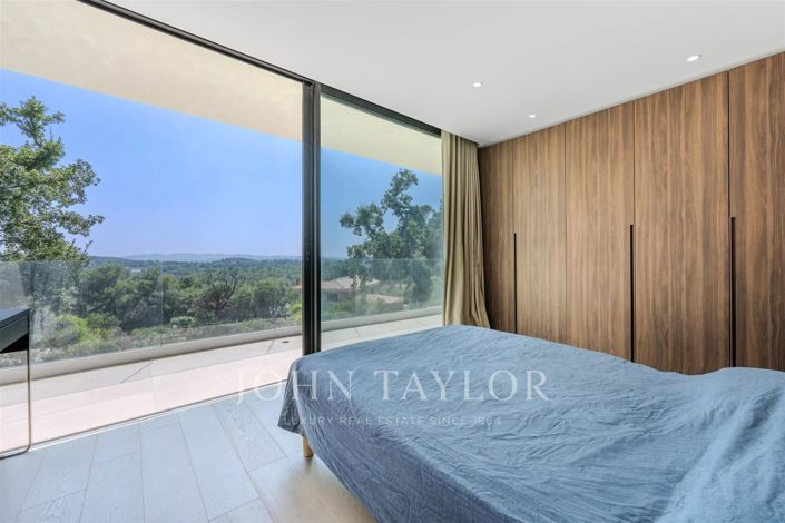 Image No.30-5 Bed House for sale