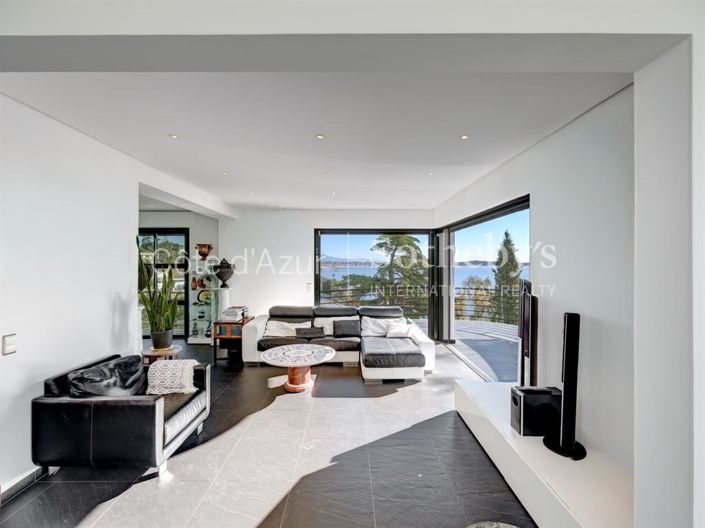 Image No.17-6 Bed House for sale