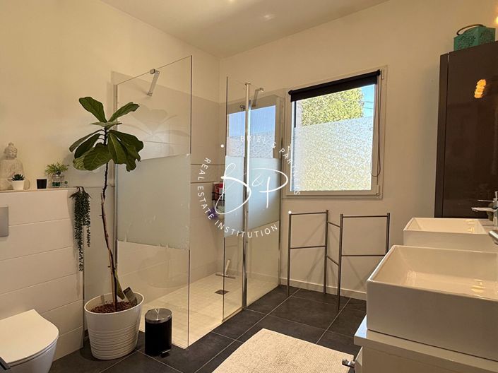 Image No.16-4 Bed House for sale