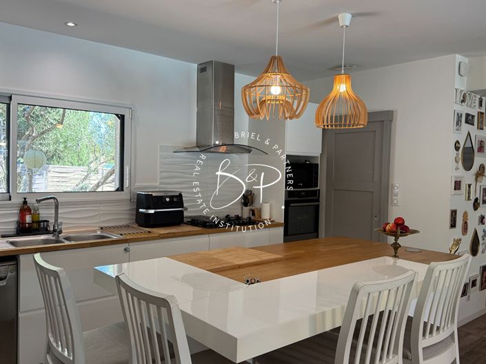 Image No.8-4 Bed House for sale