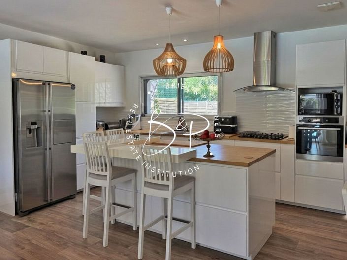 Image No.9-4 Bed House for sale