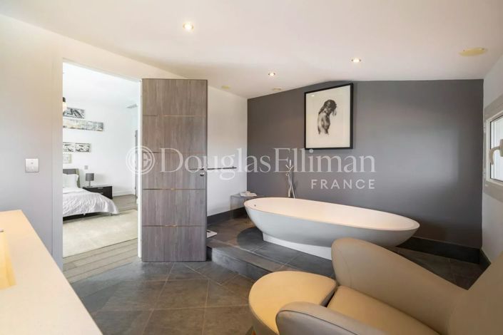 Image No.10-5 Bed House for sale