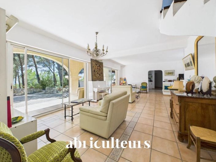 Image No.5-5 Bed House for sale