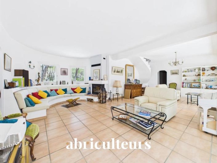 Image No.6-5 Bed House for sale