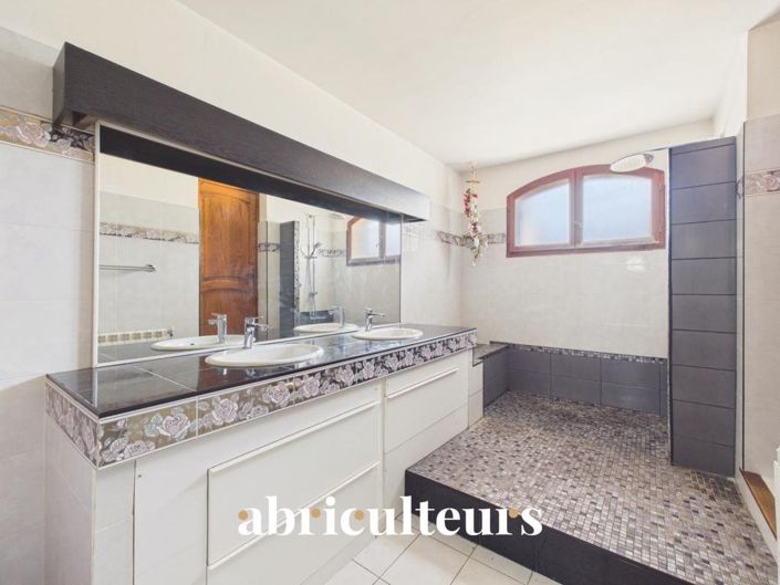 Image No.9-5 Bed House for sale
