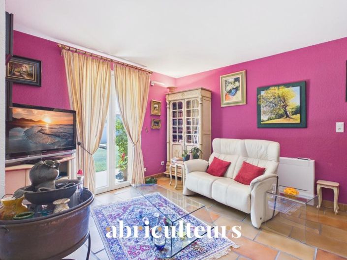 Image No.8-5 Bed House for sale