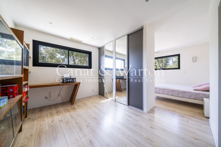 Image No.18-5 Bed House for sale