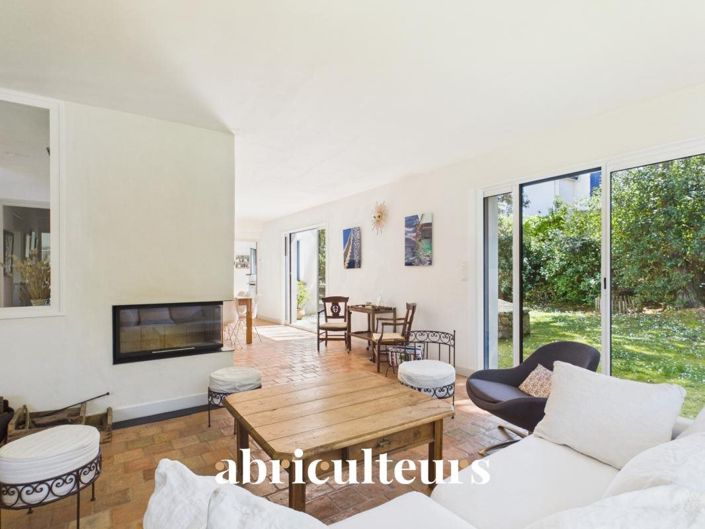 Image No.8-6 Bed House for sale