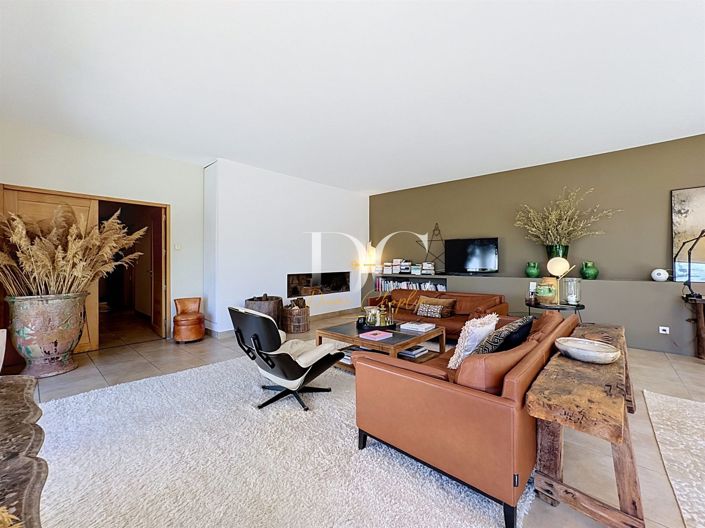 Image No.8-5 Bed House for sale