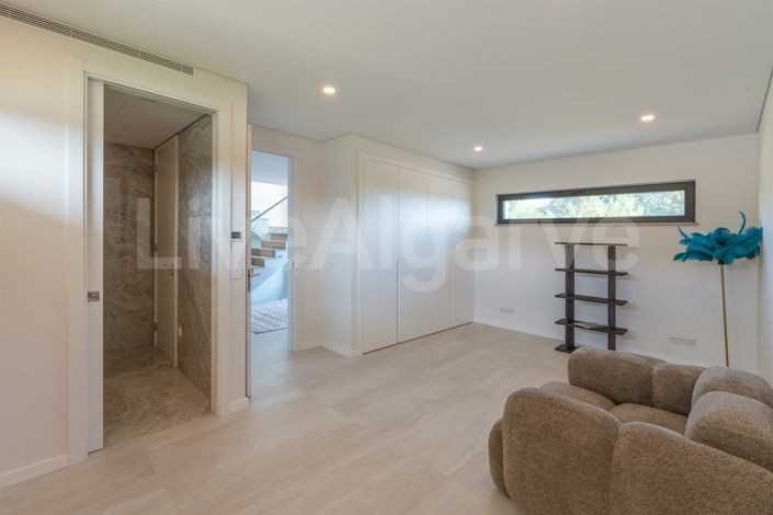 Image No.30-4 Bed House for sale