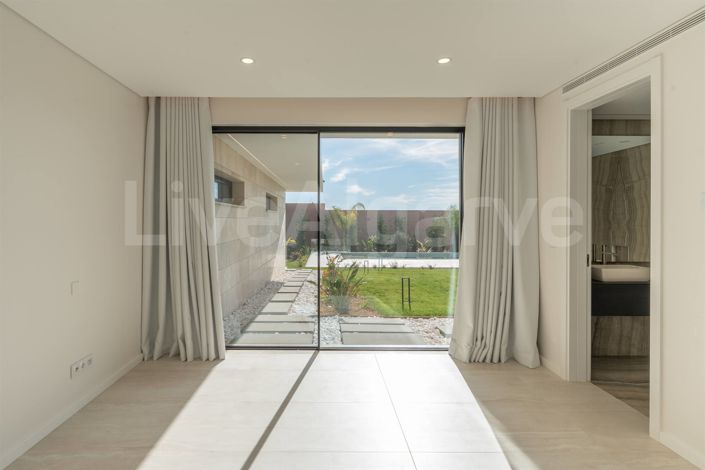 Image No.32-4 Bed House for sale