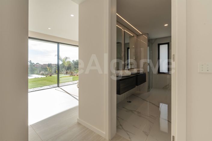 Image No.37-4 Bed House for sale