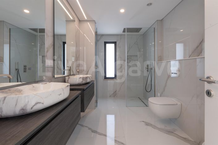 Image No.40-4 Bed House for sale