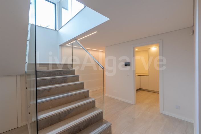 Image No.42-4 Bed House for sale