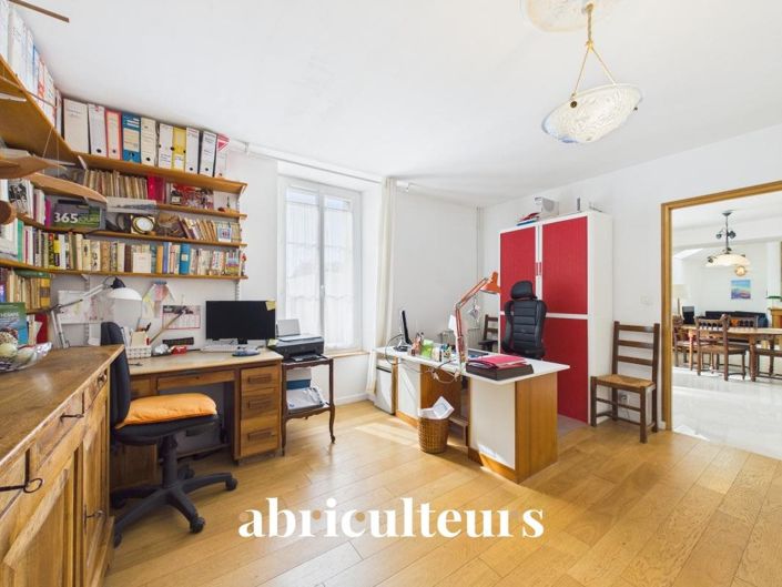 Image No.8-5 Bed House for sale