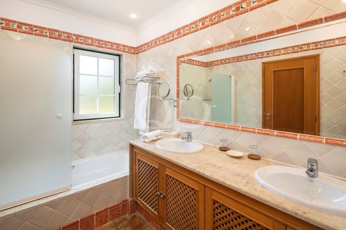 Image No.18-4 Bed House for sale