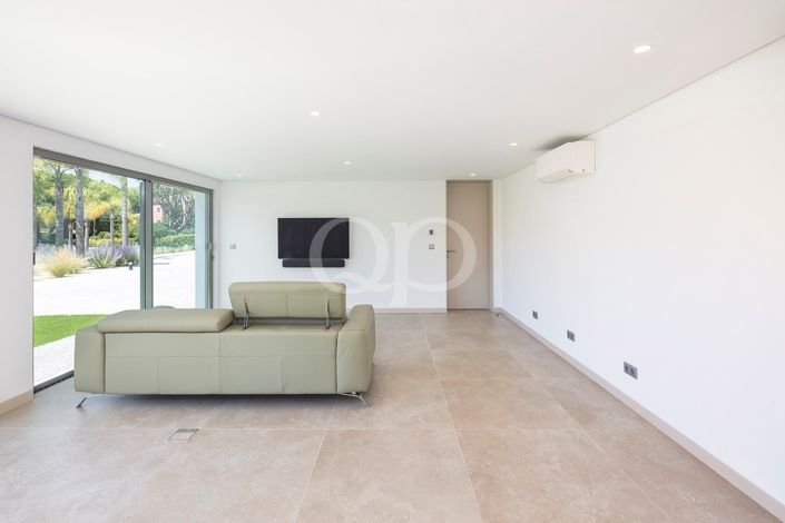 Image No.42-6 Bed House for sale